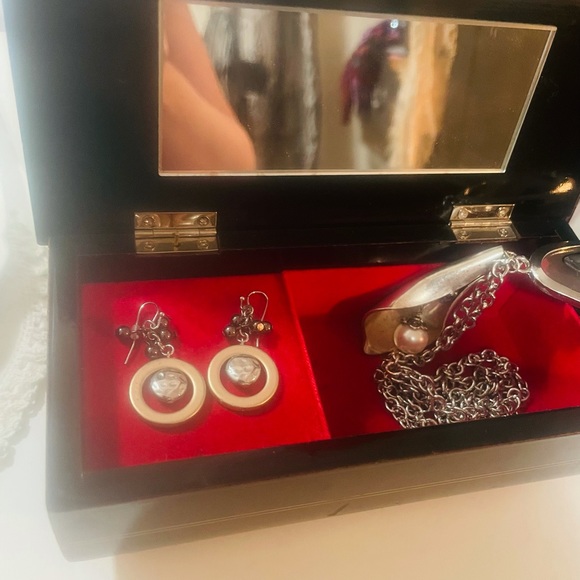 Pretty vintage earrings lightweight and dainty. - Picture 2 of 3